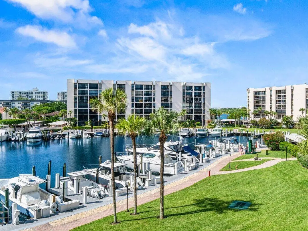 Комплекс с апартаментами у реки